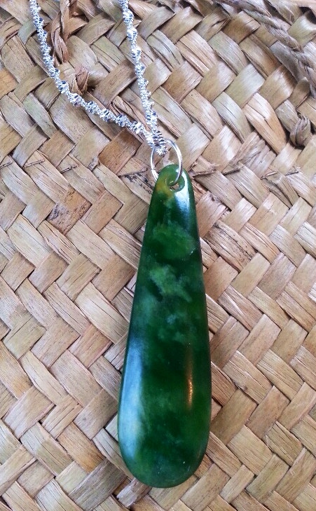 Drop , ce jade en forme de "goutte" symbolise la force , l'indépendace , l'énergie positive, la guérison , le réconfort Prix 149 € en 4 cms et  165 € en 5 cms avec chaine en argent