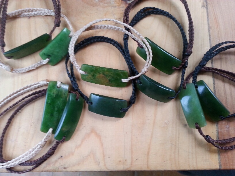 Ces bracelets d'une pureté et d'une simplicité , évoque le lien avec la nature , avec les rivières de jade sacré de Nouvelle Zélande  Aussi bien masculin que féminin